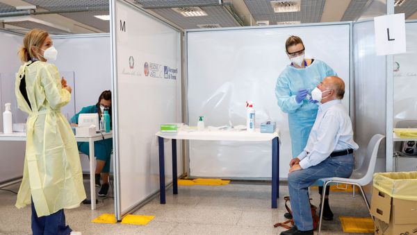 Pruebas de coronavirus en un aeropuerto de Roma Pruebas de coronavirus en un aeropuerto de Roma - Sputnik Mundo