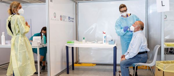 Pruebas de coronavirus en un aeropuerto de Roma Pruebas de coronavirus en un aeropuerto de Roma - Sputnik Mundo