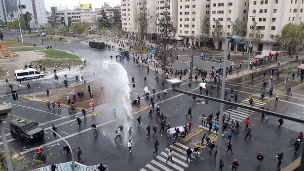 Déjà vu del estallido social en Chile: trabajadores de la salud protestan, Carabineros reprime - Sputnik Mundo