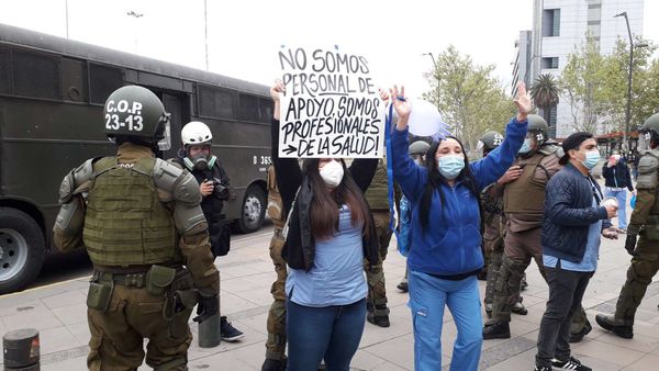 Déjà vu del estallido social en Chile: trabajadores de la salud protestan, Carabineros reprime - Sputnik Mundo