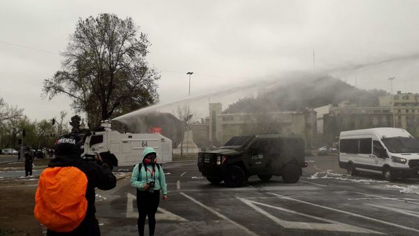 Déjà vu del estallido social en Chile: trabajadores de la salud protestan, Carabineros reprime - Sputnik Mundo