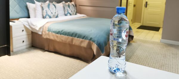 Una botella de agua en una habitación del hotel donde supuestamente envenenaron al opositor Navalni - Sputnik Mundo