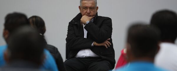 Andrés Manuel López Obrador, presidente de México, durante su encuentro con los familiares de los de los 43 estudiantes de Ayotzinapa, en el Palacio Nacional, el 26 de septiembre de 2020 - Sputnik Mundo