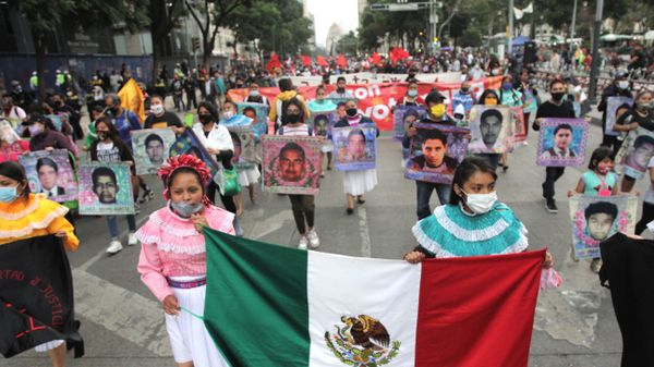 Conmemoran en CDMX seis años de la desaparición forzada de los estudiantes de Ayotzinapa Conmemoran en CDMX seis años de la desaparición forzada de los estudiantes de Ayotzinapa - Sputnik Mundo