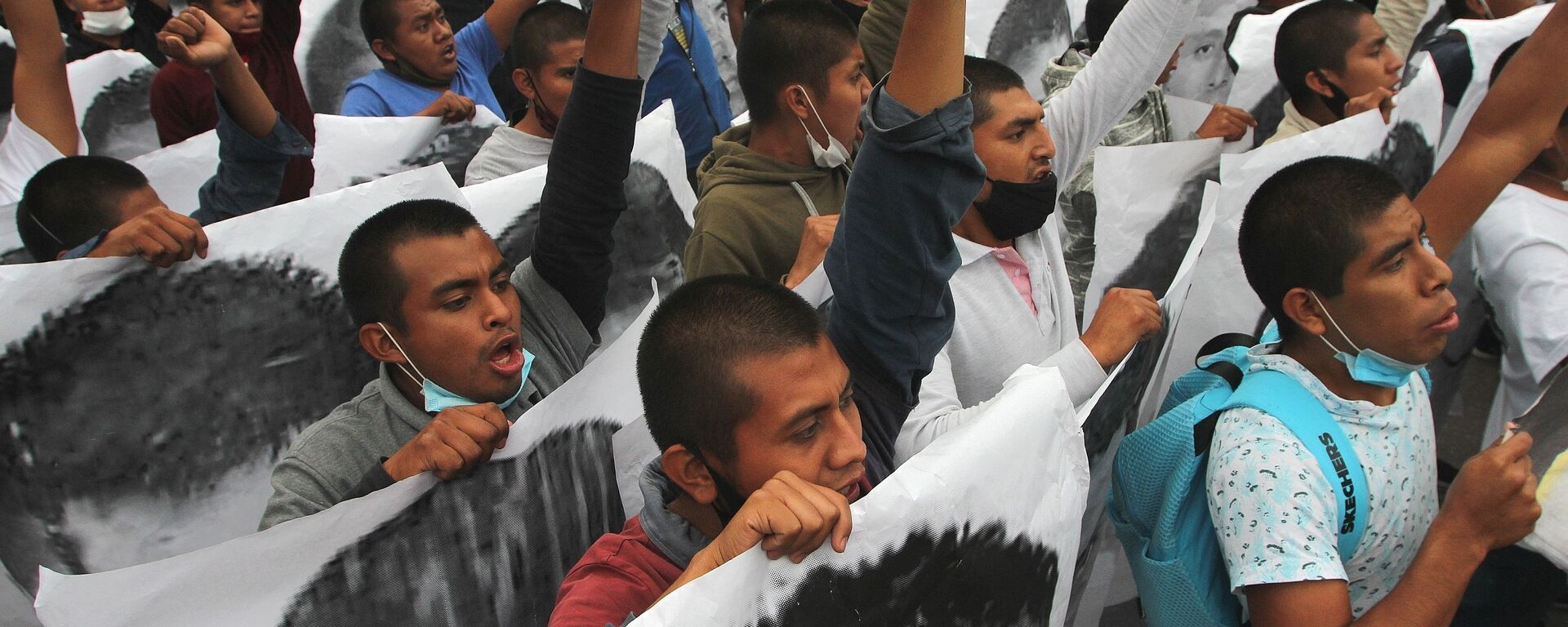 Conmemoran en CDMX seis años de la desaparición forzada de los estudiantes de Ayotzinapa - Sputnik Mundo, 1920, 13.08.2021