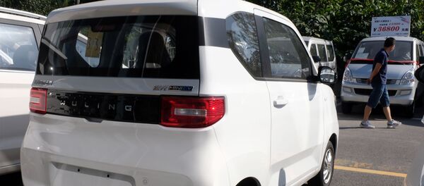 Un Hongguang Mini EV a la venta en China - Sputnik Mundo