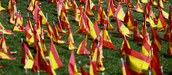 Banderas de España en homenaje a las víctimas de coronavirus - Sputnik Mundo