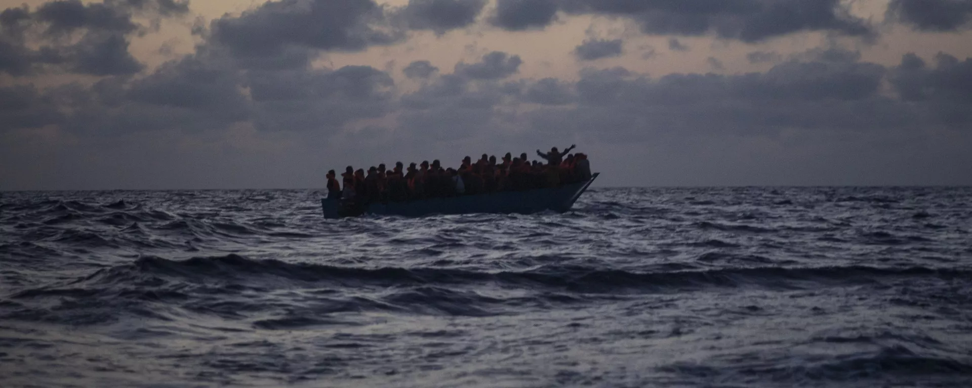 Inmigrantes esperan ser rescatados en el Mar Mediterráneo Inmigrantes esperan ser rescatados en el Mar Mediterráneo - Sputnik Mundo, 1920, 28.09.2020