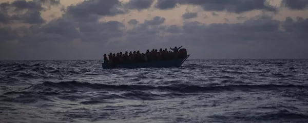 Inmigrantes esperan ser rescatados en el Mar Mediterráneo Inmigrantes esperan ser rescatados en el Mar Mediterráneo - Sputnik Mundo