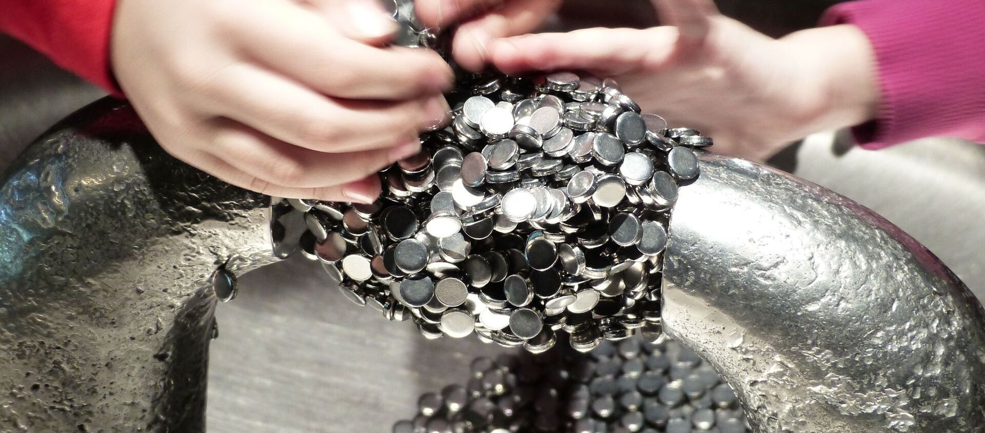 Niños jugando con imanes (imagen referencial) - Sputnik Mundo, 1920, 28.09.2020