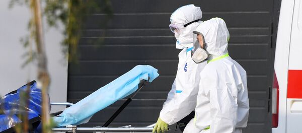 Médicos en el territorio del hospital de Kommunarka donde están los pacientes que tienen COVID-19 - Sputnik Mundo