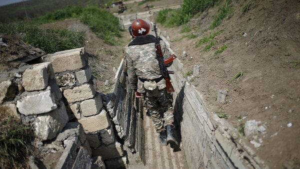 Un militar armenio en Nagorno Karabaj (archivo) - Sputnik Mundo