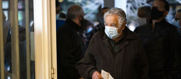 José Mujica votando en las elecciones departamentales de Uruguay en septiembre de 2020, durante la pandemia de COVID-19 - Sputnik Mundo