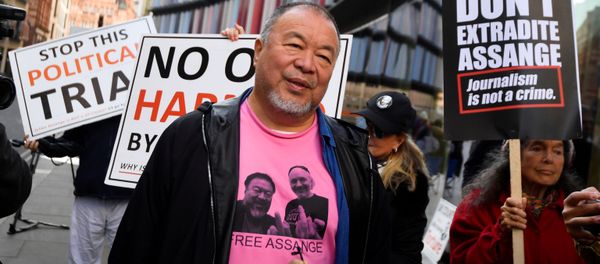 Ai Weiwei, artista chino, durante una protesta silenciosa contra la extradición de Assange Ai Weiwei, artista chino, durante una protesta silenciosa contra la extradición de Assange - Sputnik Mundo