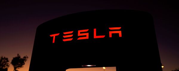 Un supercargador de Tesla en una estación de carga en Santa Clarita, California - Sputnik Mundo