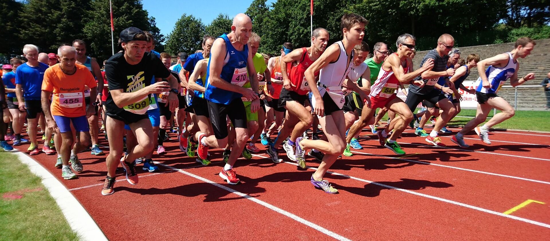 Hombres corriendo Hombres corriendo - Sputnik Mundo, 1920, 29.09.2020