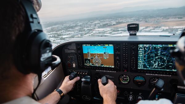 El piloto de una aeronave durante el vuelo (archivo) - Sputnik Mundo