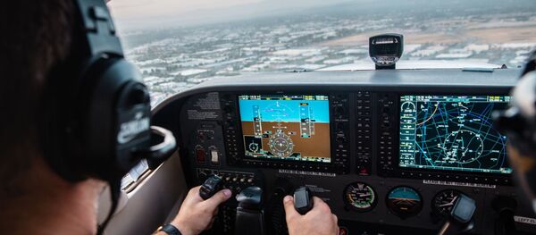 El piloto de una aeronave durante el vuelo (archivo) - Sputnik Mundo