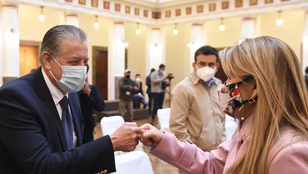 El nuevo ministro de Desarrollo Productivo de Bolivia, Adhemar Guzmán, y la presidenta transitoria de Bolivia, Jeanine Áñez