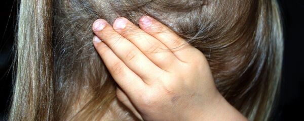 Niña protegiéndose - Sputnik Mundo