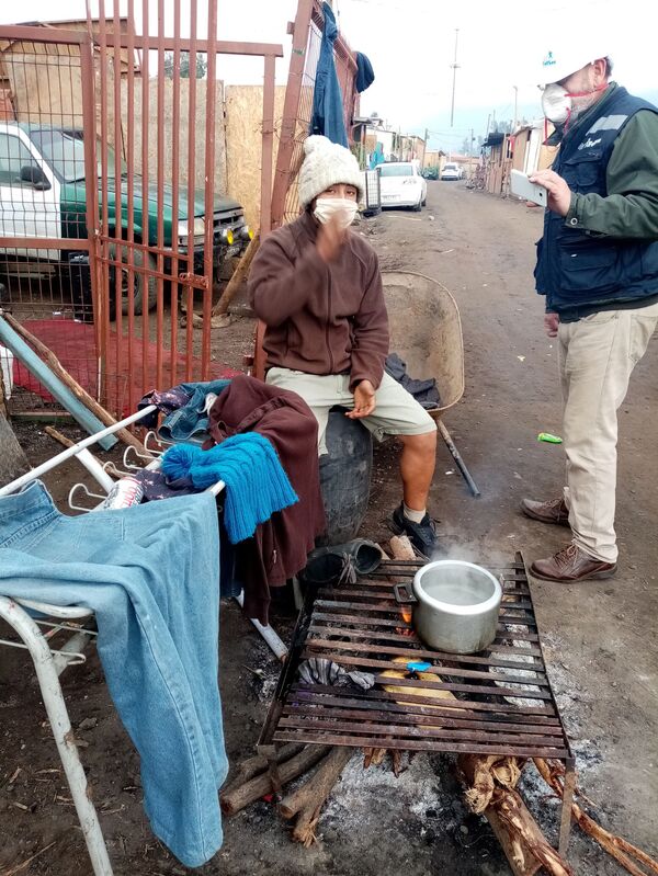 COVID-19 en Chile: los adultos mayores manejan mejor la crisis sanitaria que los jóvenes - Sputnik Mundo