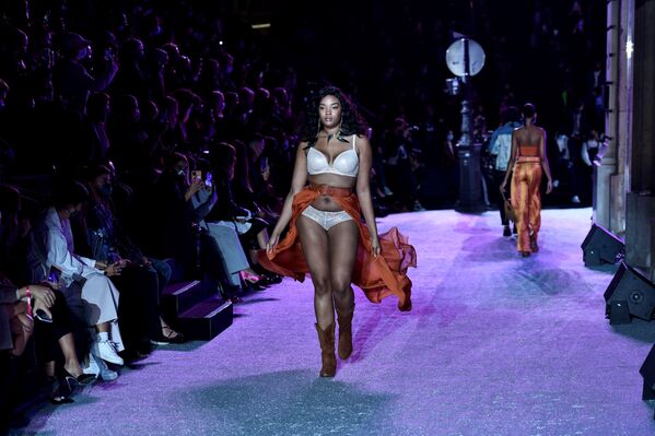 El picante espectáculo de lencería de Etam en París   

 - Sputnik Mundo