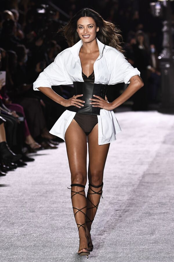 El picante espectáculo de lencería de Etam en París   

 - Sputnik Mundo