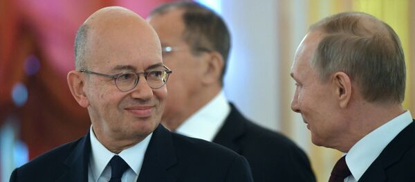 El embajador de Francia en Rusia, Pierre Lévy, y el presidente ruso, Vladímir Putin - Sputnik Mundo