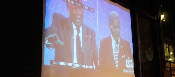 El presidente de EEUU, Donald Trump, y el candidato presidencial, Joe Biden (el primer debate presidencial) - Sputnik Mundo