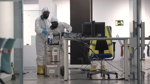 Miembros de la UME desinfectan espacios públicos en Madrid Miembros de la UME desinfectan espacios públicos en Madrid - Sputnik Mundo