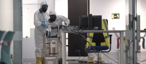 Miembros de la UME desinfectan espacios públicos en Madrid - Sputnik Mundo