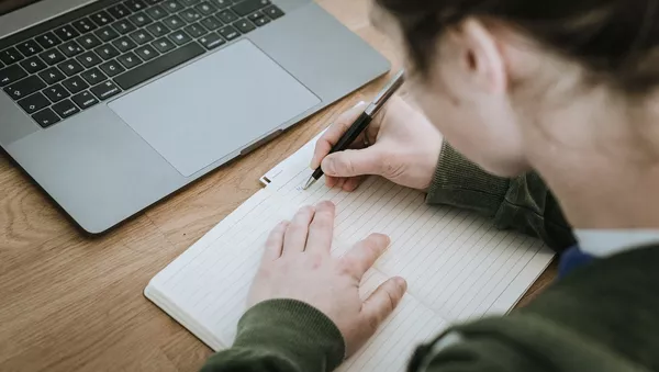 Imagen referencial de una joven estudiando  - Sputnik Mundo
