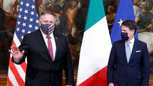 El secretario de Estado de EEUU, Mike Pompeo, y el primer ministro italiano, Giuseppe Conte El secretario de Estado de EEUU, Mike Pompeo, y el primer ministro italiano, Giuseppe Conte - Sputnik Mundo