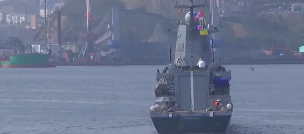 Una novedosa corbeta para la Flota del Pacífico de Rusia empieza las pruebas en el agua - Sputnik Mundo