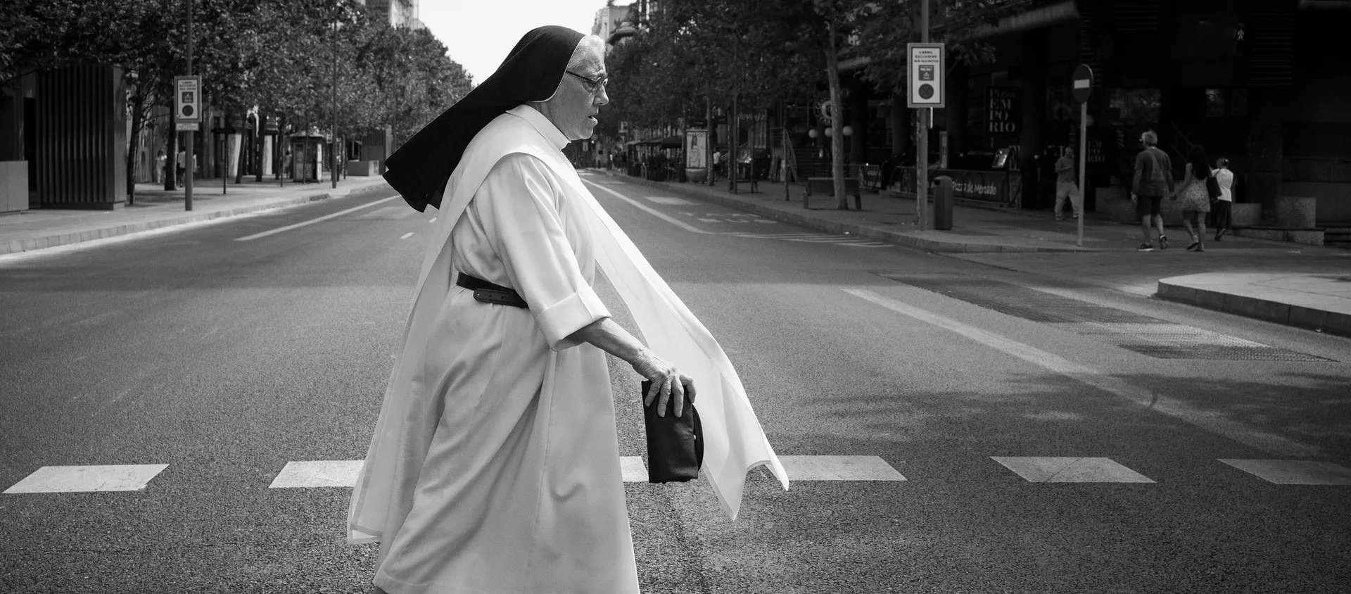Imagen referencial de una monja caminando por la calle Imagen referencial de una monja caminando por la calle - Sputnik Mundo, 1920, 30.09.2020