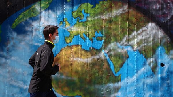 Un hombre con mascarilla en Madrid - Sputnik Mundo