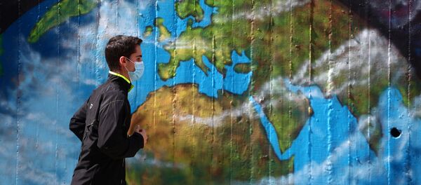 Un hombre con mascarilla en Madrid Un hombre con mascarilla en Madrid - Sputnik Mundo