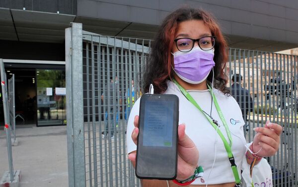 Laura Velea, una vecina de Vallecas, muestra cómo le avisaron de la posibilidad de hacerse un test Laura Velea, una vecina de Vallecas, muestra cómo le avisaron de la posibilidad de hacerse un test - Sputnik Mundo