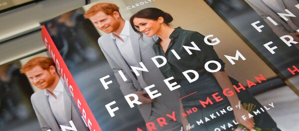 El libro 'Meghan y Harry. En libertad', una biografía no autorizada de la pareja, a la venta en Londres - Sputnik Mundo