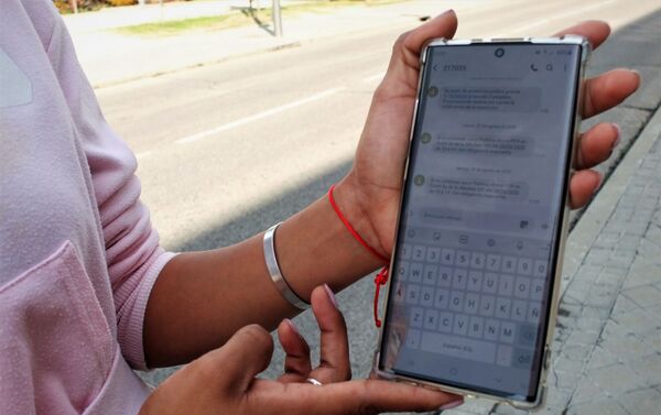 Valeria, una chica de 25 años, muestra cómo la avisaron para ir a un centro de salud a hacerse la prueba Valeria, una chica de 25 años, muestra cómo la avisaron para ir a un centro de salud a hacerse la prueba - Sputnik Mundo