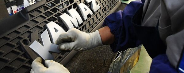 Um empleado trabaja en la línea de montaje de camiones en una planta de Kamaz (archivo) - Sputnik Mundo