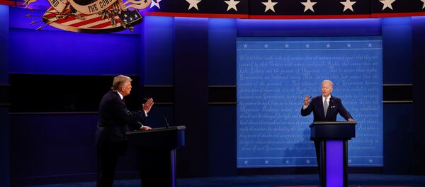 El presidente de EEUU, Donald Trump, y su rival demócrata Joe Biden en el primer debate electoral - Sputnik Mundo