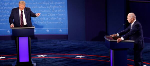El presidente de EEUU, Donald Trump, y su rival demócrata Joe Biden en el primer debate electoral - Sputnik Mundo