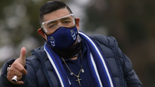 Diego Armando Maradona entrenando a Gimnasia y Esgrima de La Plata con mascarilla - Sputnik Mundo