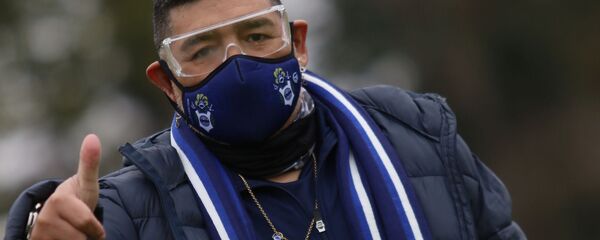 Diego Armando Maradona entrenando a Gimnasia y Esgrima de La Plata con mascarilla - Sputnik Mundo