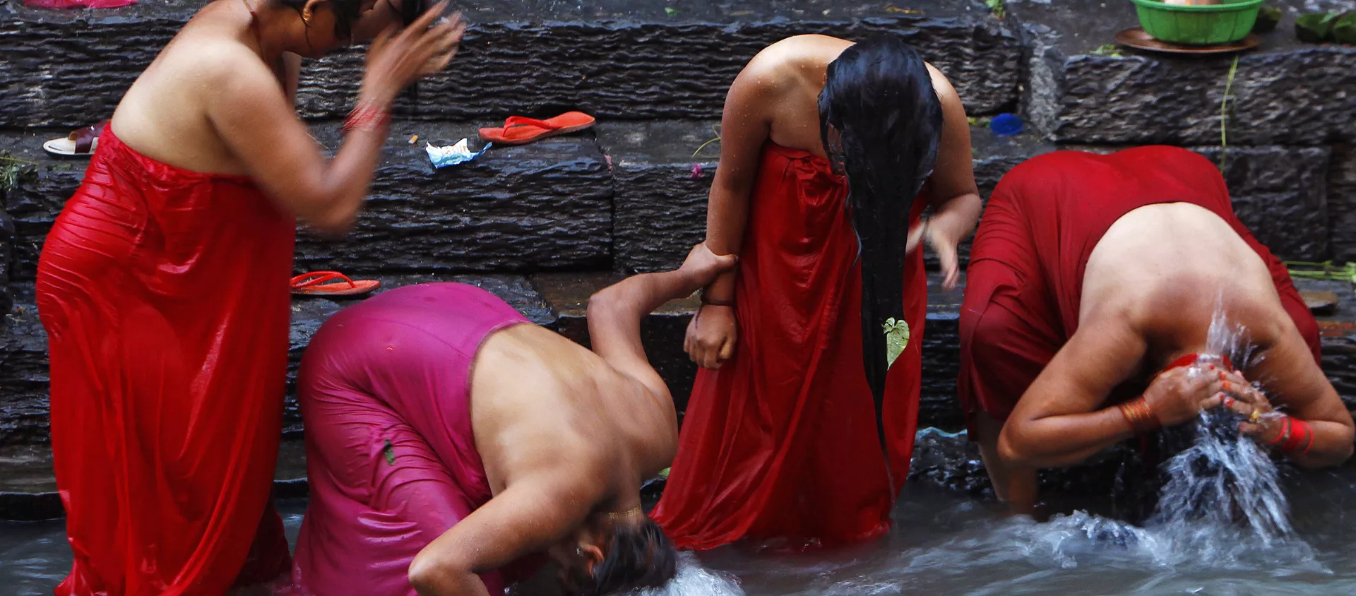 Mujeres nepalíes bañándose tras pasar la menstruación Mujeres nepalíes bañándose tras pasar la menstruación - Sputnik Mundo, 1920, 01.10.2020