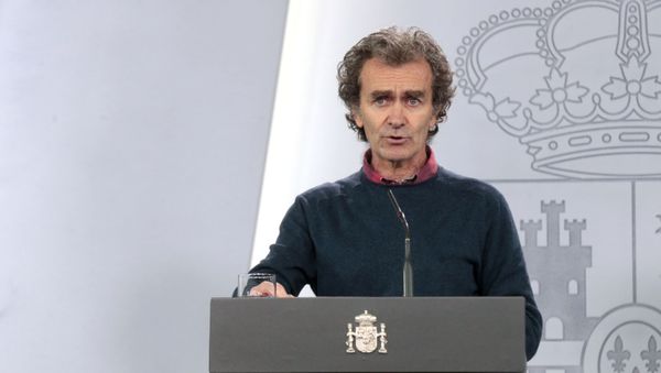 Fernando Simón durante una rueda de prensa Fernando Simón durante una rueda de prensa - Sputnik Mundo