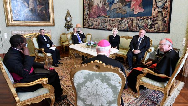 Encuentro del secretario de Estado de EEUU, Mike Pompeo, con los representatnes de la Iglesia Católica en Vaticano Encuentro del secretario de Estado de EEUU, Mike Pompeo, con los representatnes de la Iglesia Católica en Vaticano - Sputnik Mundo