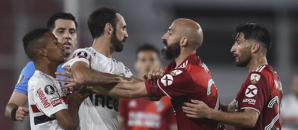 Futbolistas del club argentino River Plate discuten con futbolitas del brasileño Sao Paulo en un partido por Copa Libertadores - Sputnik Mundo