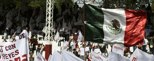 Banderas del partido gobernante mexicano Morena - Sputnik Mundo